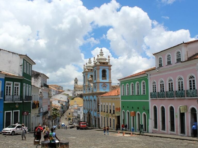 Explorando as cidades historicas e as praias da Bahia