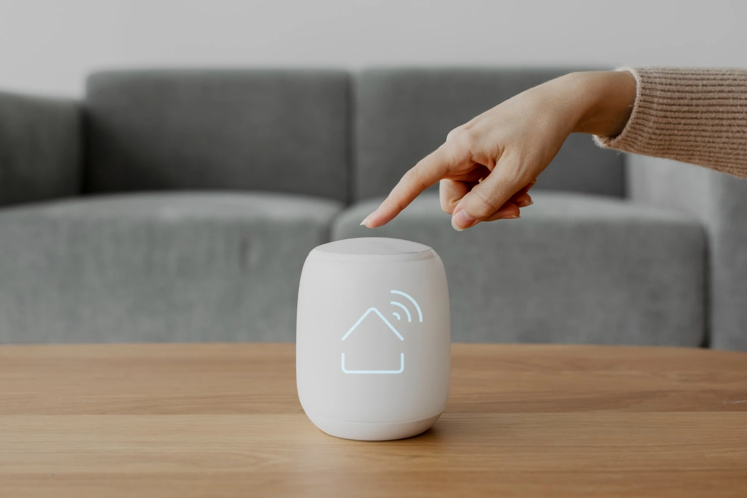 casa inteligente 2026 dispositivo controle wifi acionado na mesa