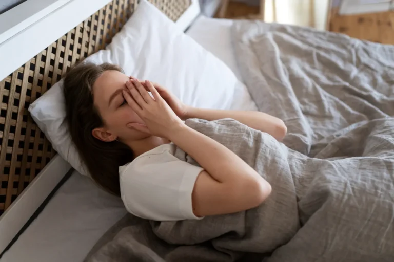 mulher cansada dormindo 6 horas deficit de sono cronico impactos no corpo
