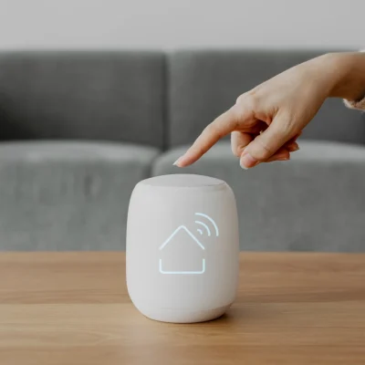casa inteligente 2026 dispositivo controle wifi acionado na mesa