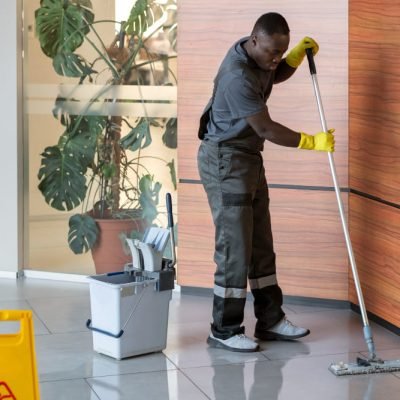 terceirizacao de limpeza em condominios pode evitar riscos legais