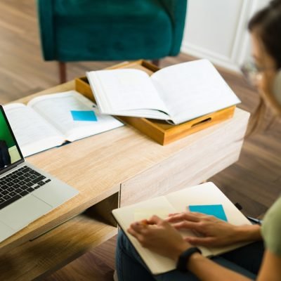 Aula remota em andamento com aluna atenta ao conteúdo